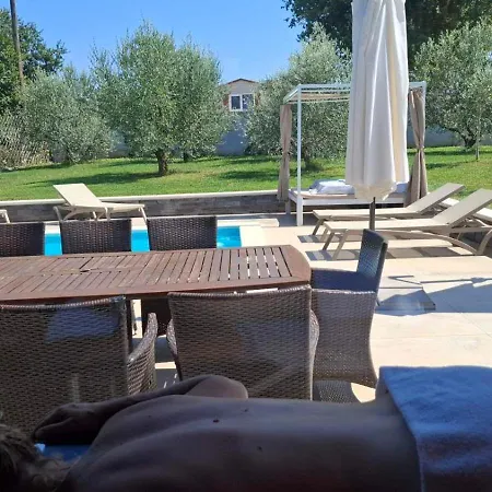 Hacienda Matea, An Oasis Of Romance Near The Beaches, Surrounded By Olive Trees, Pool, Jacuzzi, Playground, Istria וילה פולה